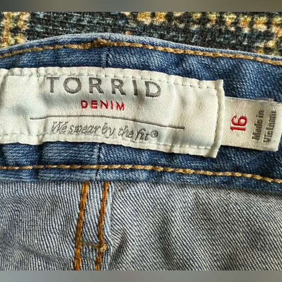 Torrid Denim Distressed Cutoff Jean Shorts‎ Size 16 Rainbow Pocket Pride - Picture 6 of 6